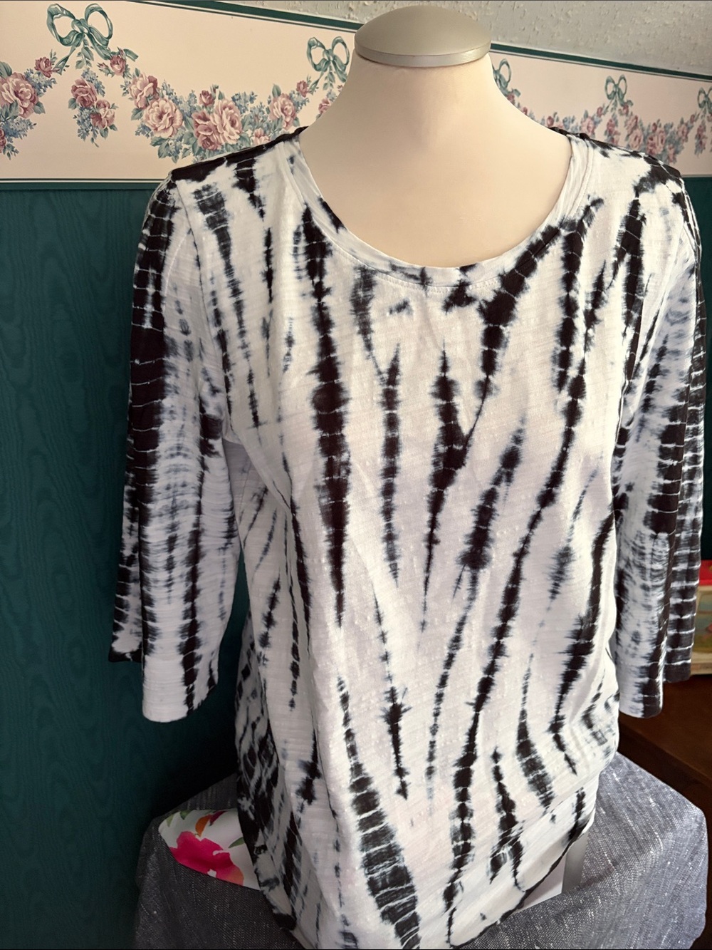 Tribal Black & White Tie-Dye Scoop Neck Long Sleeve Tee